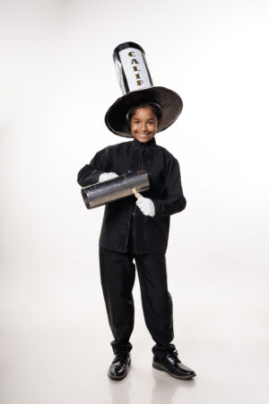 Niño usando traje infantil de Calife, personaje del carnaval dominicano