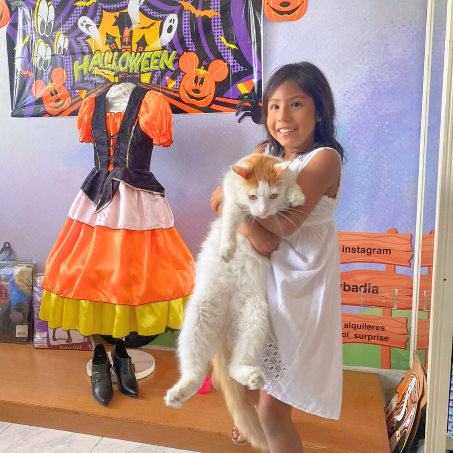 Charlie, la mascota de Rosy Badia, compartiendo con un niño en la tienda Rosy Badia