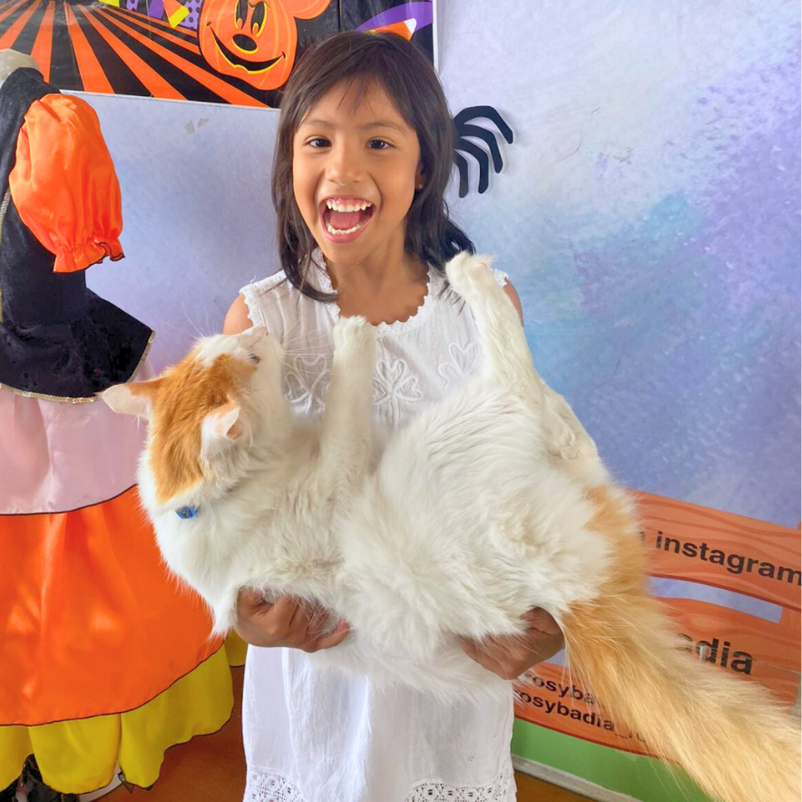 Niña cargando a Charlie, la mascota de Rosy Badia