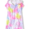 Salida de playa para niña con capucha y estampado tie dye multicolor disponible en Rosy Badia.