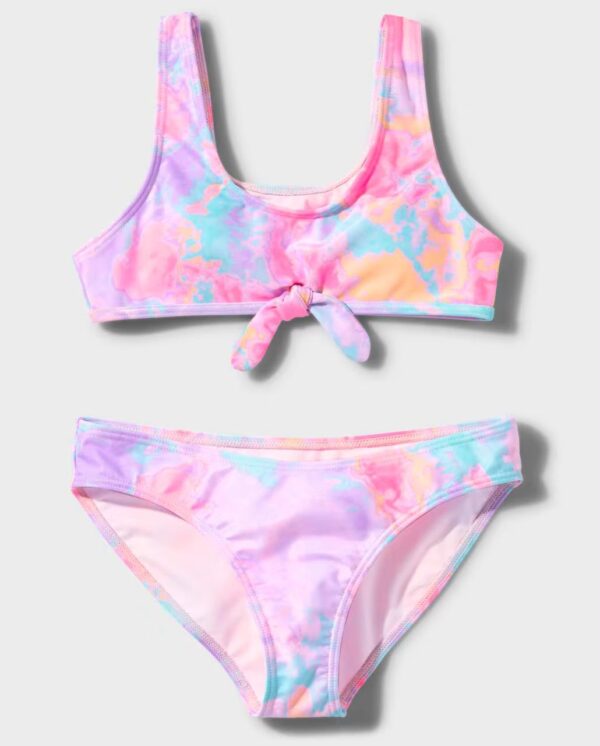 Bikini para niña de dos piezas con estampado tie dye multicolor disponible en Rosy Badia.