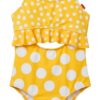 Traje de baño enterizo para niña amarillo con lunares blancos y volante disponible en Rosy Badia.