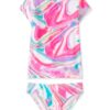 Traje de baño para niña con camiseta de manga corta y estampado mármol multicolor disponible en Rosy Badia.