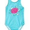Traje de baño enterizo para niña color turquesa con tortuga marina bordada disponible en Rosy Badia.