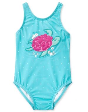 Traje de baño enterizo para niña color turquesa con tortuga marina bordada disponible en Rosy Badia.