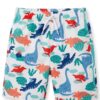 Set de traje de baño infantil con camiseta UV de dinosaurios y bermuda estampada con protección solar UPF 50+ disponible en Rosy Badia.
