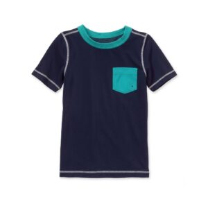 Set de traje de baño infantil con camiseta UV azul marino y bermuda estampada de tiburones con protección solar UPF 50+ disponible en Rosy Badia.