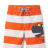 Short de baño infantil con rayas naranja y blanco y diseño de dinosaurio para niño disponible en Rosy Badia.