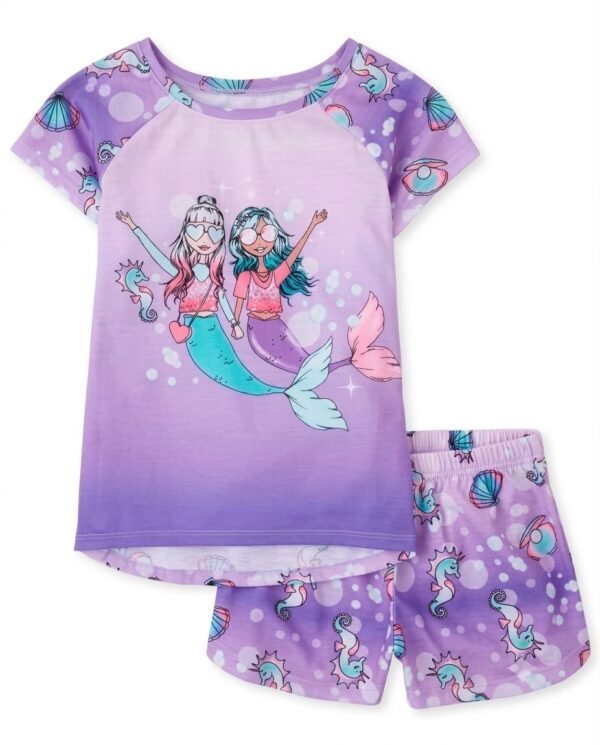 Pijama infantil de dos piezas para niña con diseño de sirenas, caballitos de mar y short estampado.