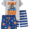 Pijama infantil Surf Sleep Repeat para niño con camiseta gris y dos shorts intercambiables con diseños de surf.