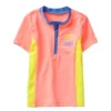 Camiseta de protección UV para niña color coral con cierre frontal disponible en Rosy Badia.