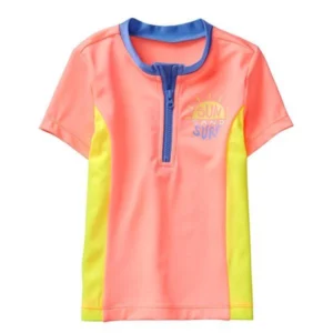 Camiseta de protección UV para niña color coral con cierre frontal disponible en Rosy Badia.