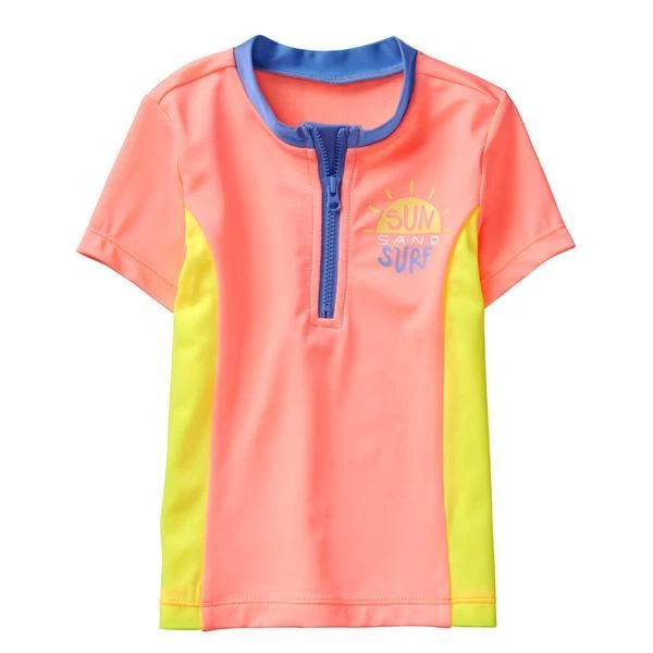 Camiseta de protección UV para niña color coral con cierre frontal disponible en Rosy Badia.