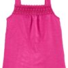 Blusa de tirantes rosa fucsia para niña con detalle de encaje floral.