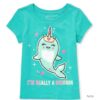 camiseta infantil turquesa con delfín unicornio
