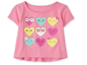 camiseta rosa de corazones para niña